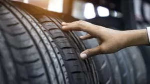 Que revisar en el coche antes de salir de viaje: Revisar nivel dibujo ruedas