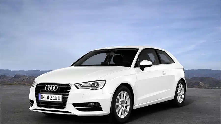 Los 12 mejores coches de segunda mano por menos de 10.000 euros 6 Audi A3 16 TDI color blanco estacionado en un terreno rocoso, montañas de fondo.