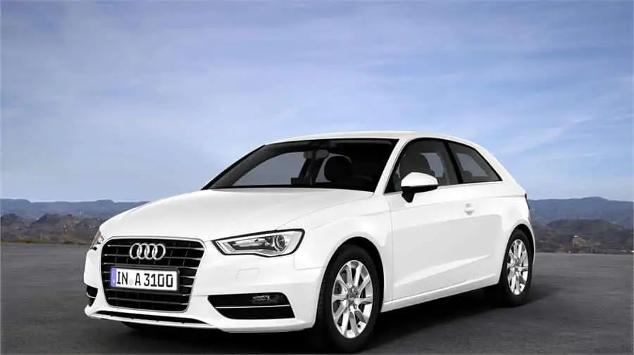 Los 12 mejores coches de segunda mano por menos de 10.000 euros 6 Audi A3 16 TDI color blanco estacionado en un terreno rocoso, montañas de fondo.