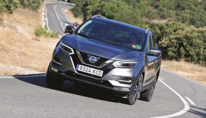 Los 12 mejores coches de segunda mano por menos de 10.000 euros 7 Nissan Qashqai 1.5 dCi color gris oscuro conducido por un hombre en una carretera con curvas leves.