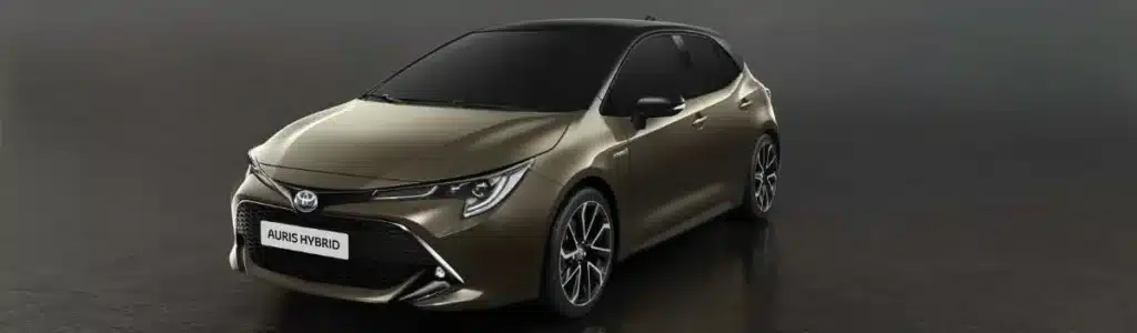 Los 12 mejores coches de segunda mano por menos de 10.000 euros 9 Toyota Auris Hybrid de color verde visto de frente, cielo nublado y gris.