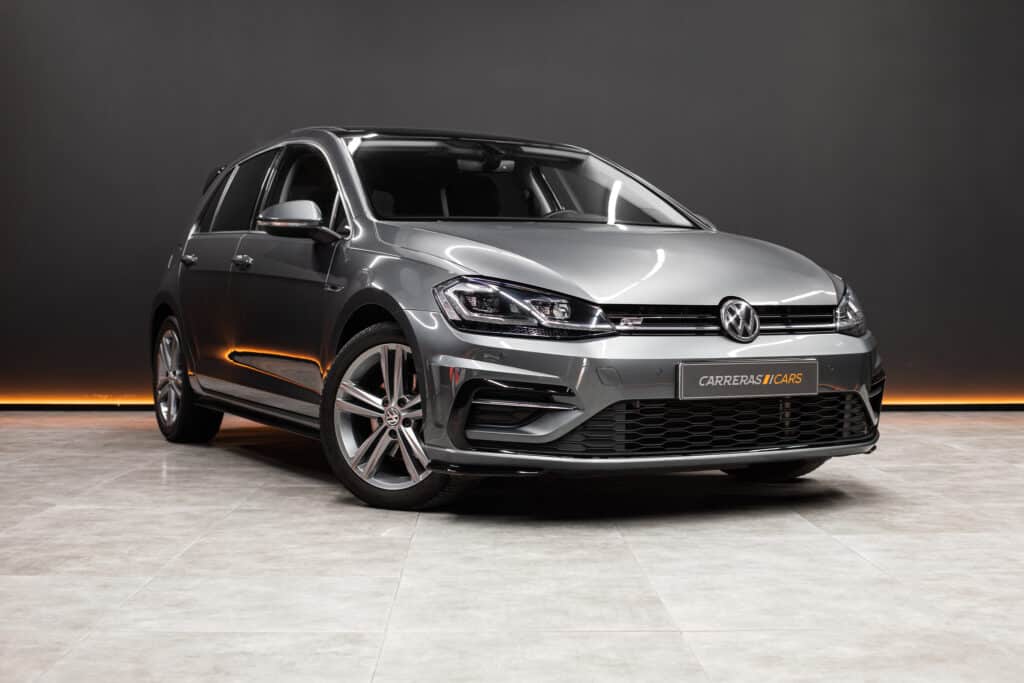 Los 12 mejores coches de segunda mano por menos de 10.000 euros 2 Volkswagen Golf 7 2.0 TDI 150 CV color gris de frente en un concesionario de coches.