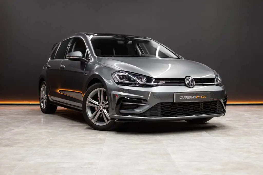 Los 12 mejores coches de segunda mano por menos de 10.000 euros 2 Volkswagen Golf 7 2.0 TDI 150 CV color gris de frente en un concesionario de coches.