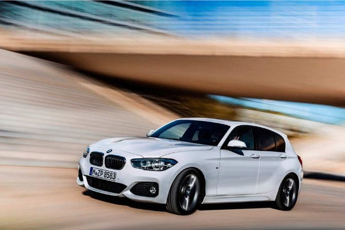 Los 16 mejores coches de segunda mano para comprar en 2026 14 BMW Serie 1 116d blanco de cinco puertas circulando a velocidad por una vía