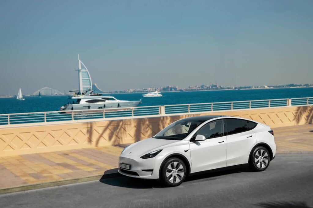 Las 10 marcas de coches más fiables en 2026 6 tesla model y white 01