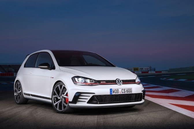 Los 16 mejores coches de segunda mano para comprar en 2026 6 Volkswagen Golf 7 GTI blanco aparcado en un circuito de carreras al atardecer
