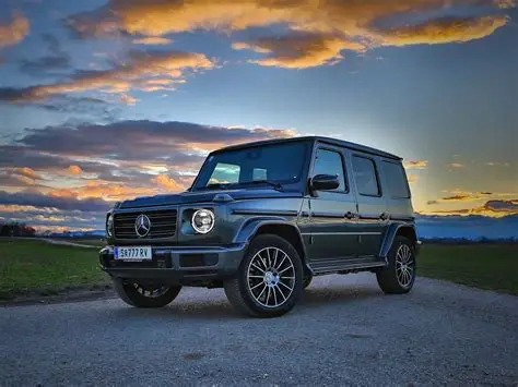Mercedes Clase G de segunda mano. Qué versión elegir 3 Mercedes-Benz G 500 gris en tres cuartos frontal al atardecer, con parrilla de tres láminas