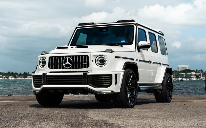 Mercedes Clase G de segunda mano. Qué versión elegir 4 Mercedes-AMG G 63 W463 blanco en tres cuartos frontal, con parrilla Panamericana de láminas verticales