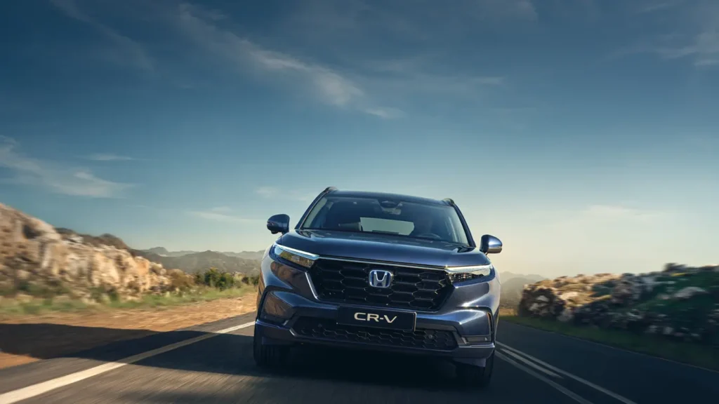 Los 8 SUV más fiables en 2026. Cuál deberías comprar 3 Honda CR-V circulando por ruta visto de frente.