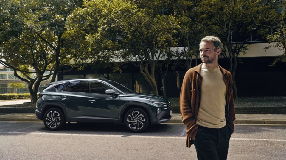 Los 8 SUV más fiables en 2026. Cuál deberías comprar 6 Hyundai Tucson de color gris con un brillo sobre el techo, visto en perspectiva.