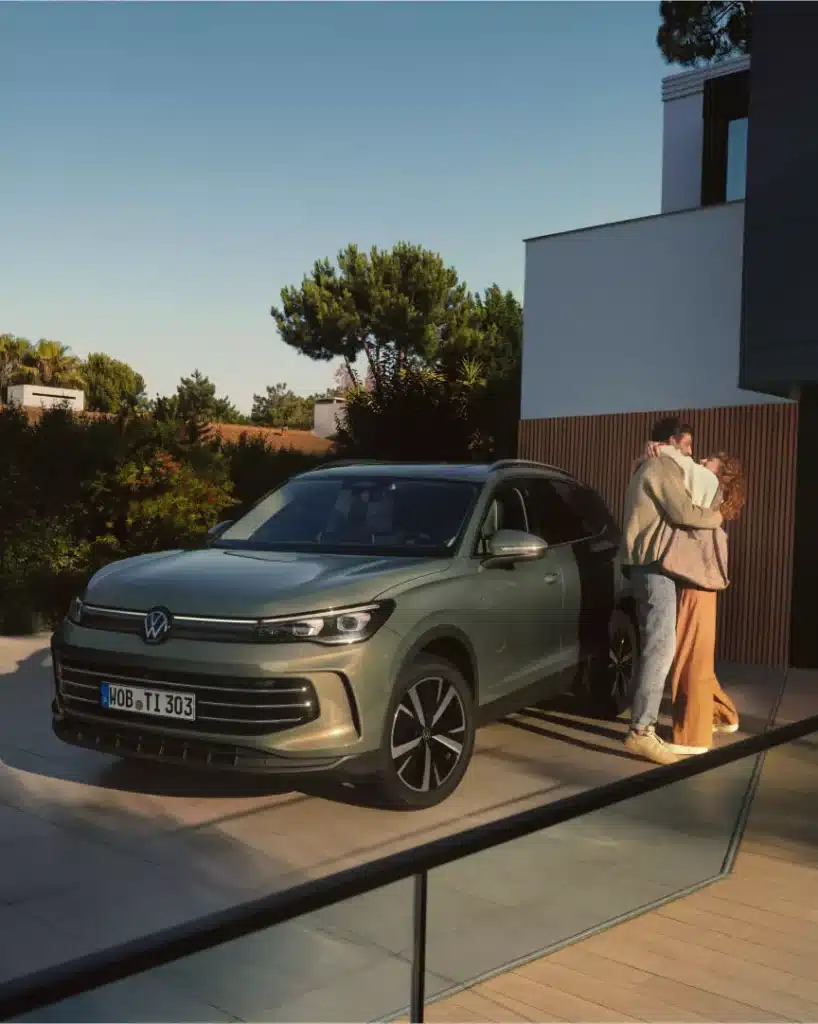 Los 8 SUV más fiables en 2026. Cuál deberías comprar 7 Volkswagen Tiguan de color verde claro aparcado junto a una casa.