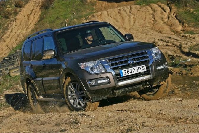Los mejores 4x4 baratos para comprar a un particular en 2026 3 Mitsubishi Montero 3.2 DI-D de color negro visto de frente durante una conducción off-road