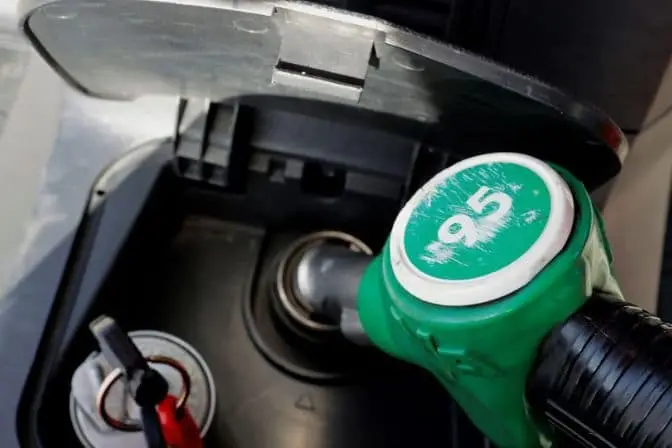 Diferencia entre Gasolina 95 y 98 1 Boquilla de surtidor de gasolina 95 introducida en el depósito de un vehículo durante el repostaje en una gasolinera