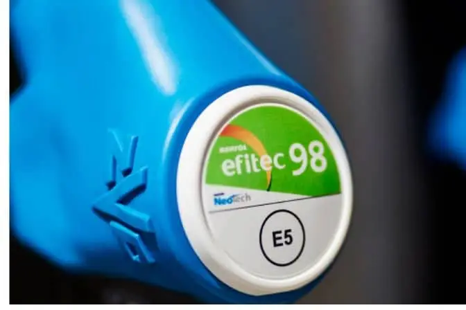 Diferencia entre Gasolina 95 y 98 2 Etiqueta identificativa de gasolina 98 E5 en el surtidor de una gasolinera