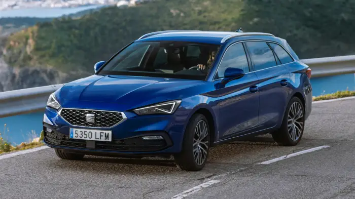 Los 12 mejores coches familiares de segunda mano para 2026 3 Seat León ST azul parado en una carretera de costa con el mar detrás