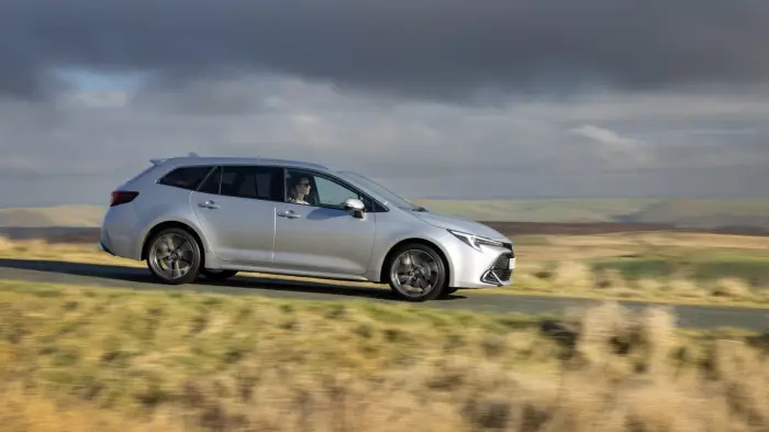 Los 12 mejores coches familiares de segunda mano para 2026 4 Toyota Corolla Touring Sports plateado circulando de perfil por una carretera de campo