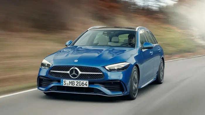 Los 12 mejores coches familiares de segunda mano para 2026 11 Mercedes Clase C Estate azul circulando por una carretera de curvas