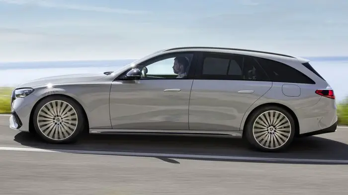 Los 12 mejores coches familiares de segunda mano para 2026 12 Mercedes Clase E Estate gris plata rodando de perfil por una carretera junto al mar