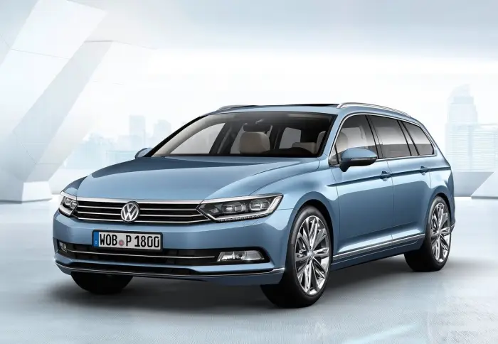 Los 12 mejores coches familiares de segunda mano para 2026 6 Volkswagen Passat Variant azul claro fotografiado en estudio, con una ciudad difuminada al fondo