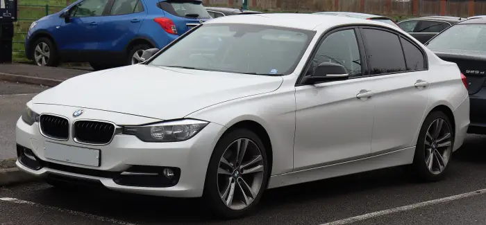 Los 12 mejores BMW de segunda mano para comprar en 2026 1 BMW Serie 3 F30 blanco aparcado en batería, con el frontal y el lateral a la vista