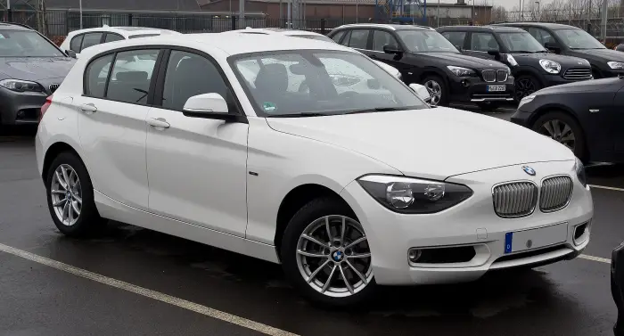 Los 12 mejores BMW de segunda mano para comprar en 2026 2 BMW Serie 1 F20 blanco de cinco puertas aparcado en una explanada