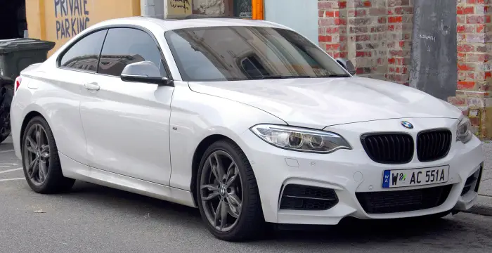 Los 12 mejores BMW de segunda mano para comprar en 2026 3 BMW Serie 2 Coupé F22 blanco parado junto a una fachada de ladrillo
