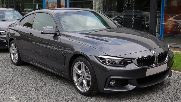 Los 12 mejores BMW de segunda mano para comprar en 2026 4 BMW Serie 4 Coupé F32 gris oscuro frente al escaparate de un concesionario