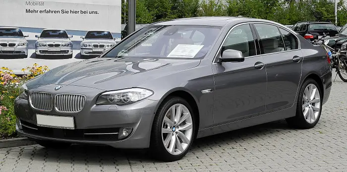 Los 12 mejores BMW de segunda mano para comprar en 2026 5 BMW Serie 5 F10 gris plata expuesto en la campa de un concesionario