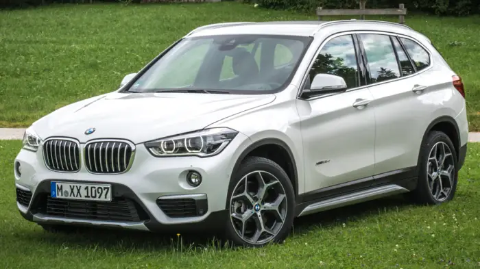 Los 12 mejores BMW de segunda mano para comprar en 2026 7 BMW X1 F48 blanco parado sobre el césped de un parque