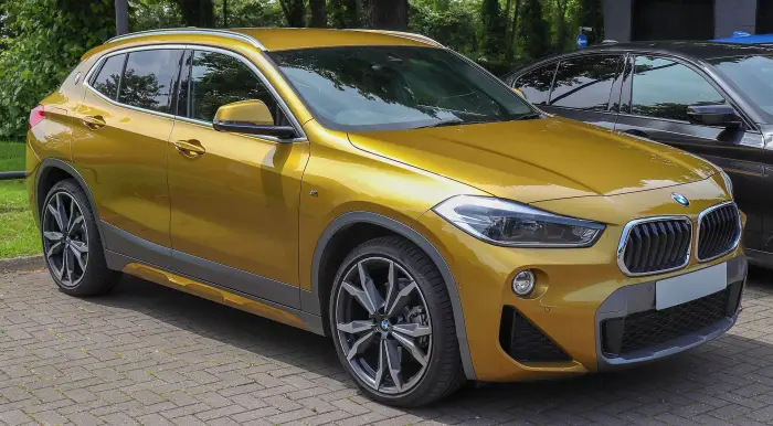 Los 12 mejores BMW de segunda mano para comprar en 2026 8 BMW X2 F39 amarillo mostaza aparcado en una zona adoquinada