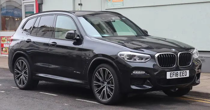 Los 12 mejores BMW de segunda mano para comprar en 2026 9 BMW X3 G01 negro aparcado en una calle comercial