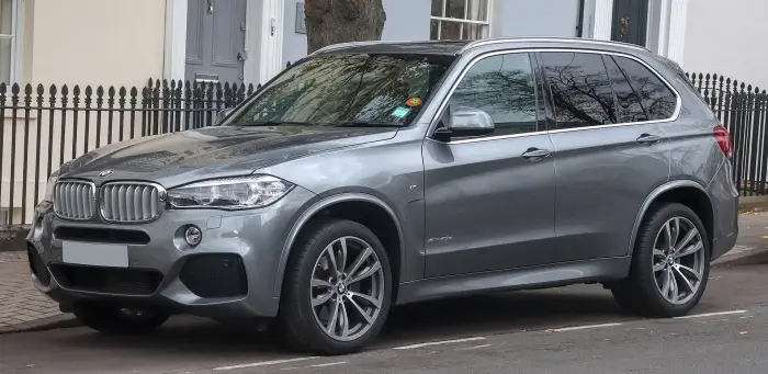 Los 12 mejores BMW de segunda mano para comprar en 2026 10 BMW X5 F15 gris aparcado en una calle residencial con verja de hierro