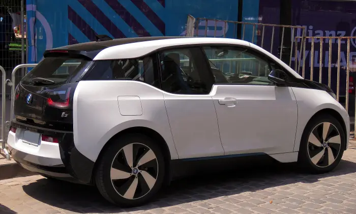 Los 12 mejores BMW de segunda mano para comprar en 2026 12 BMW i3 blanco con techo y pilares negros, visto por detrás