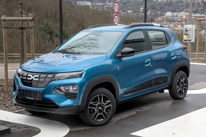 Qué coche eléctrico comprar de segunda mano en 2026 1 Dacia Spring eléctrico de segunda mano en azul, vista tres cuartos delantera, aparcado en una calle urbana