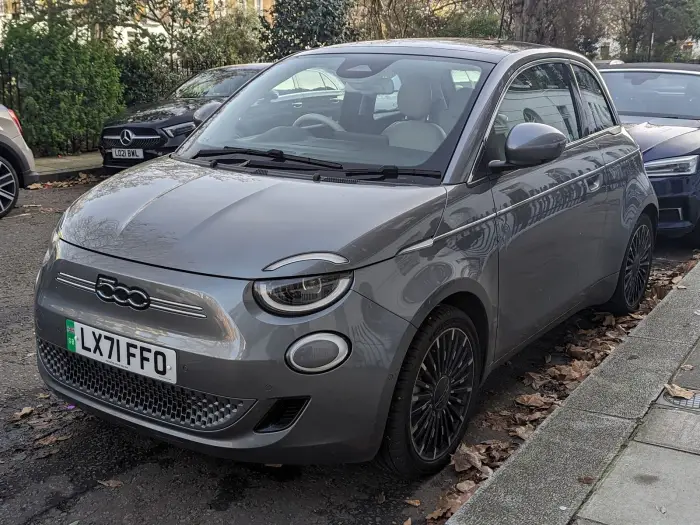 Qué coche eléctrico comprar de segunda mano en 2026 3 Fiat 500e de 42 kWh de segunda mano en gris, vista tres cuartos delantera, aparcado en la calle