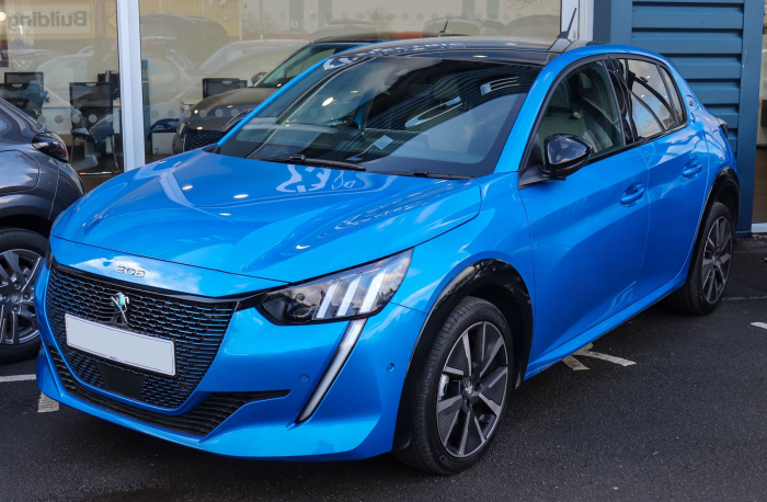Qué coche eléctrico comprar de segunda mano en 2026 4 Peugeot e-208 de segunda mano en azul, vista tres cuartos delantera