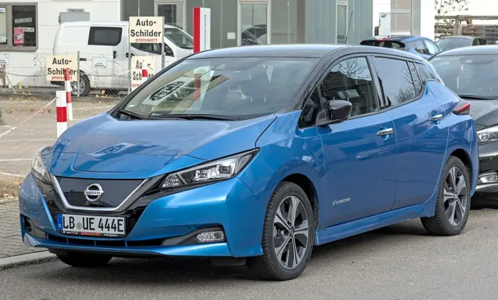 Qué coche eléctrico comprar de segunda mano en 2026 5 Nissan Leaf de 40 kWh de segunda mano en azul, vista tres cuartos delantera