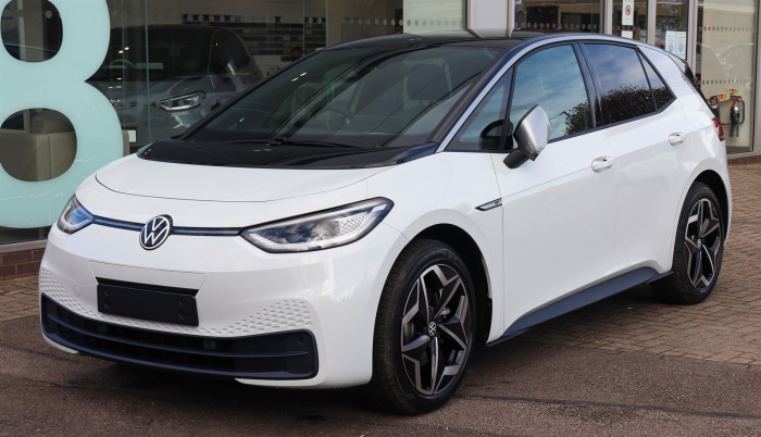 Qué coche eléctrico comprar de segunda mano en 2026 6 Volkswagen ID.3 de segunda mano en blanco, vista tres cuartos delantera
