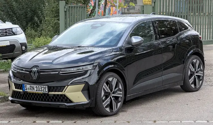 Qué coche eléctrico comprar de segunda mano en 2026 8 Renault Mégane E-Tech de segunda mano en negro, vista tres cuartos delantera, aparcado en la calle