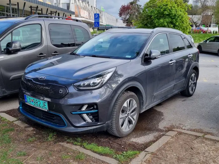 Qué coche eléctrico comprar de segunda mano en 2026 10 Kia e-Niro de 64 kWh de segunda mano en gris, vista tres cuartos delantera, aparcado en un parking