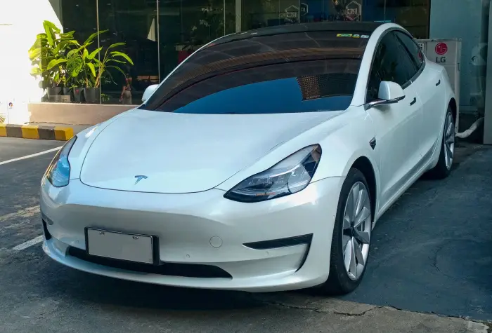 Qué coche eléctrico comprar de segunda mano en 2026 11 Tesla Model 3 de segunda mano en blanco, vista tres cuartos delantera