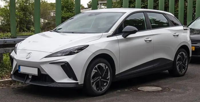 Qué coche eléctrico comprar de segunda mano en 2026 7 MG4 Electric de segunda mano en blanco, vista tres cuartos delantera, aparcado en la calle