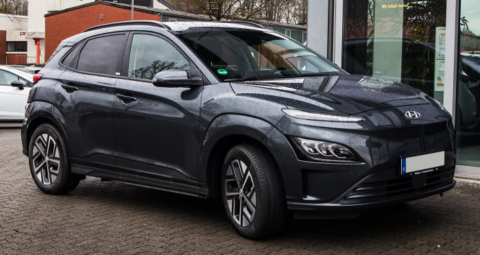 Qué coche eléctrico comprar de segunda mano en 2026 9 Hyundai Kona Electric de 64 kWh de segunda mano en gris antracita, vista tres cuartos delantera, en el patio de un concesionario