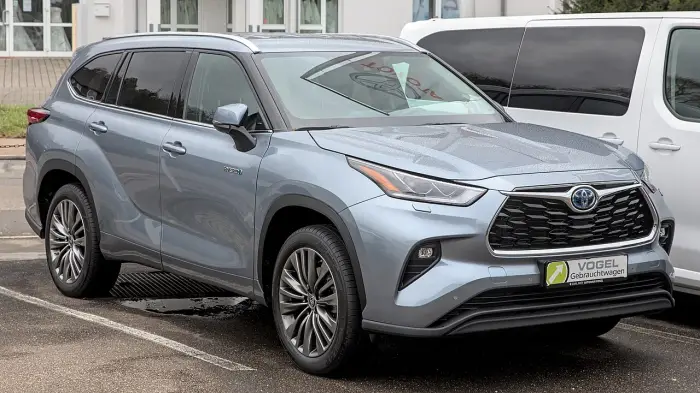 Los 24 mejores coches familiares de 7 plazas de ocasión 15 Toyota Highlander azul claro metalizado aparcado en un concesionario de coches usados, de tres cuartos delantero