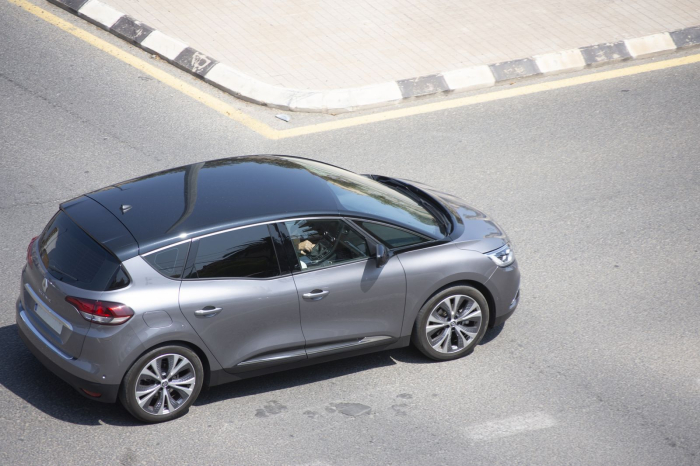 Los 21 mejores monovolúmenes de segunda mano para 2026 1 Renault Scénic gris con techo negro, visto desde arriba en tres cuartos traseros sobre el asfalto de un cruce