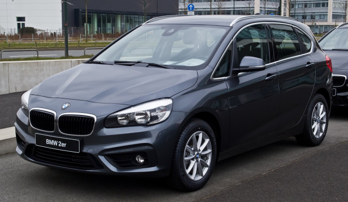 Los 21 mejores monovolúmenes de segunda mano para 2026 4 BMW Serie 2 Active Tourer gris de tres cuartos delantero, aparcado ante un edificio acristalado