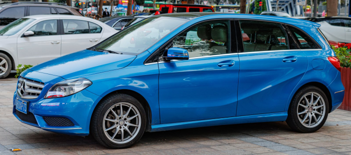 Los 21 mejores monovolúmenes de segunda mano para 2026 5 Mercedes Clase B azul de perfil, aparcado sobre acera adoquinada junto a otros coches