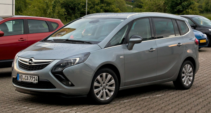 Los 21 mejores monovolúmenes de segunda mano para 2026 12 Opel Zafira Tourer gris plata mojado por la lluvia, de tres cuartos delantero sobre suelo adoquinado