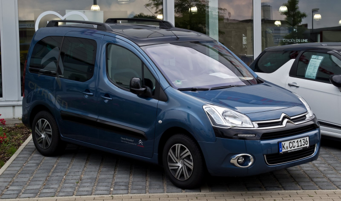 Los 21 mejores monovolúmenes de segunda mano para 2026 15 Citroën Berlingo Multispace azul con barras de techo, de tres cuartos delantero ante un concesionario