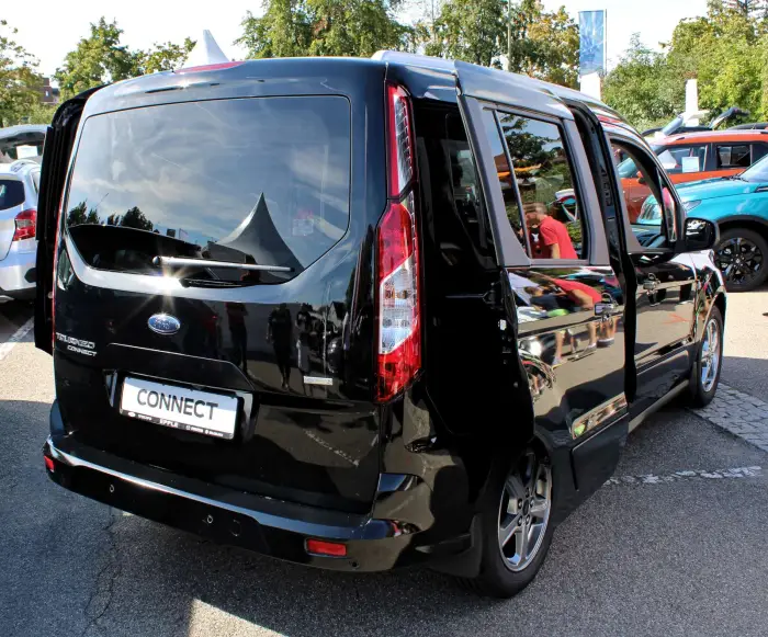 Los 21 mejores monovolúmenes de segunda mano para 2026 17 Ford Tourneo Connect negro de tres cuartos trasero, con la puerta corredera abierta en una exposición